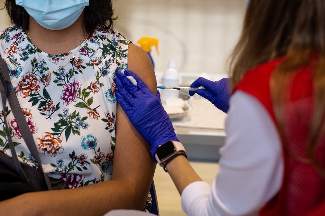 Una voluntaria de Cruz Roja administra una dosis de la vacuna contra el Covid-19 a un estudiante universitario en el campus de Ciudad Universitaria, a 14 de septiembre de 2021, en Madrid, (España). Hoy arranca en la Comunidad de Madrid la vacunación frent