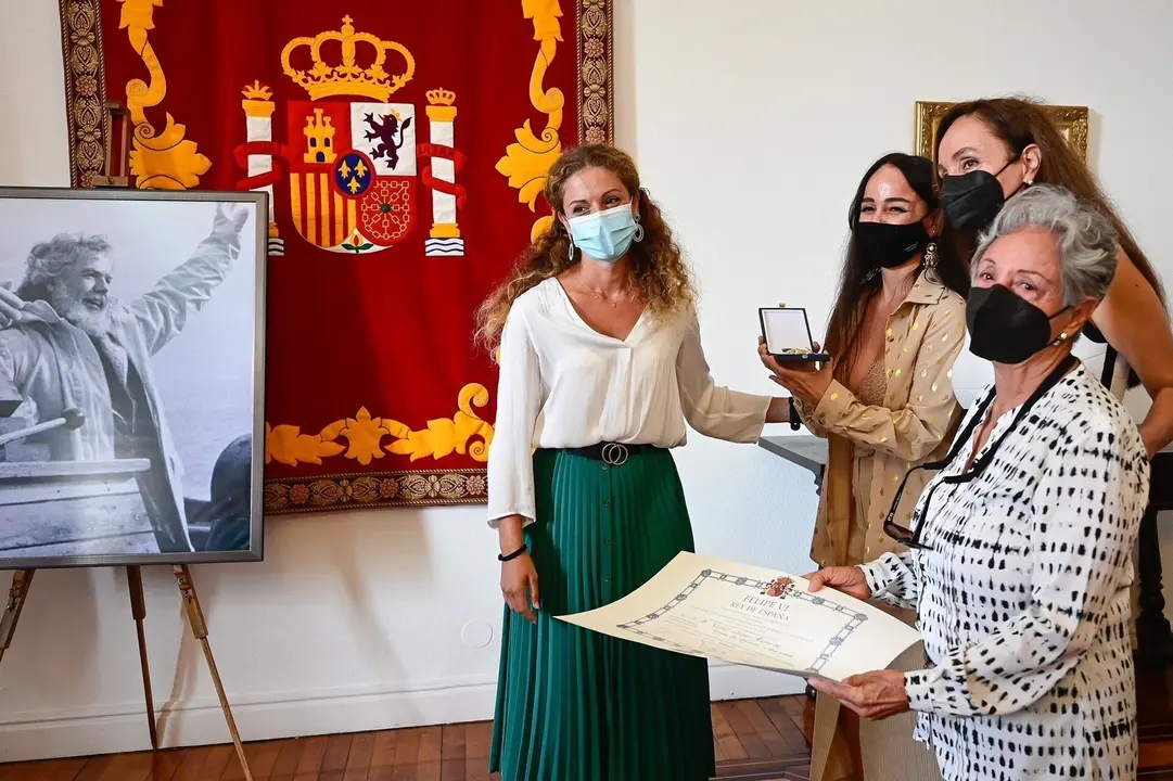 La delegada del Goibierno, Ainoa Qui&ntilde;ones, entrega la Orden al M&eacute;rito Civil a la viuda de Vital Alsar