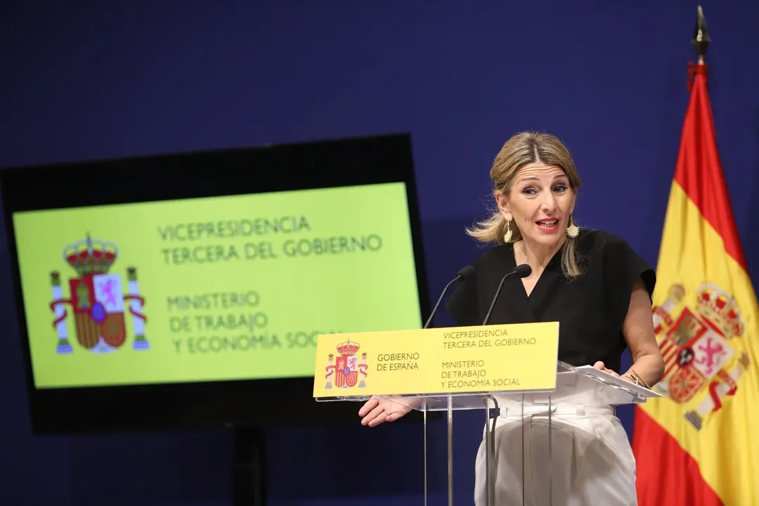 Archivo - La vicepresidenta tercera del Gobierno y ministra de Trabajo y Econom&iacute;a Social, Yolanda D&iacute;az comparece en el Ministerio de Trabajo y Econom&iacute;a Social, a 16 de abril de 2021, en Madrid (Espa&ntilde;a). Durante su comparecencia, han presentado la propuest