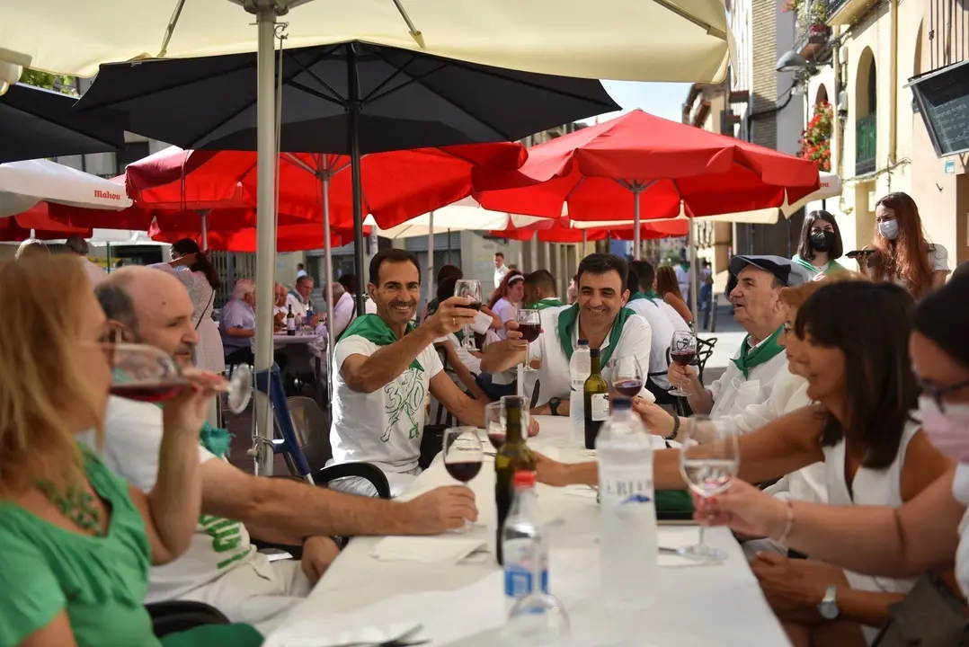 Archivo - Ambiente en las terrazas del centro de la ciudad, el d&iacute;a que  hubieran comenzado las fiestas de San Lorenzo, a 9 de agosto de 2021, en Huesca, Arag&oacute;n (Espa&ntilde;a). Huesca no celebrar&aacute; sus fiestas patronales, tras ser suspendidas por segundo a&ntilde;o cons