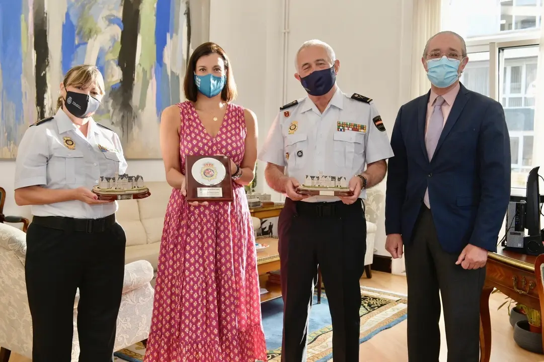 La alcaldesa de Santander, Gema Igual (segunda izda) y el concejal Pedro Nalda (cuarto izda) con la nueva jefa superior de la Polic&iacute;a en Cantabria, Carmen Mart&iacute;nez, y H&eacute;ctor Moreno, que ha ocupado dicho cargo hasta ahora