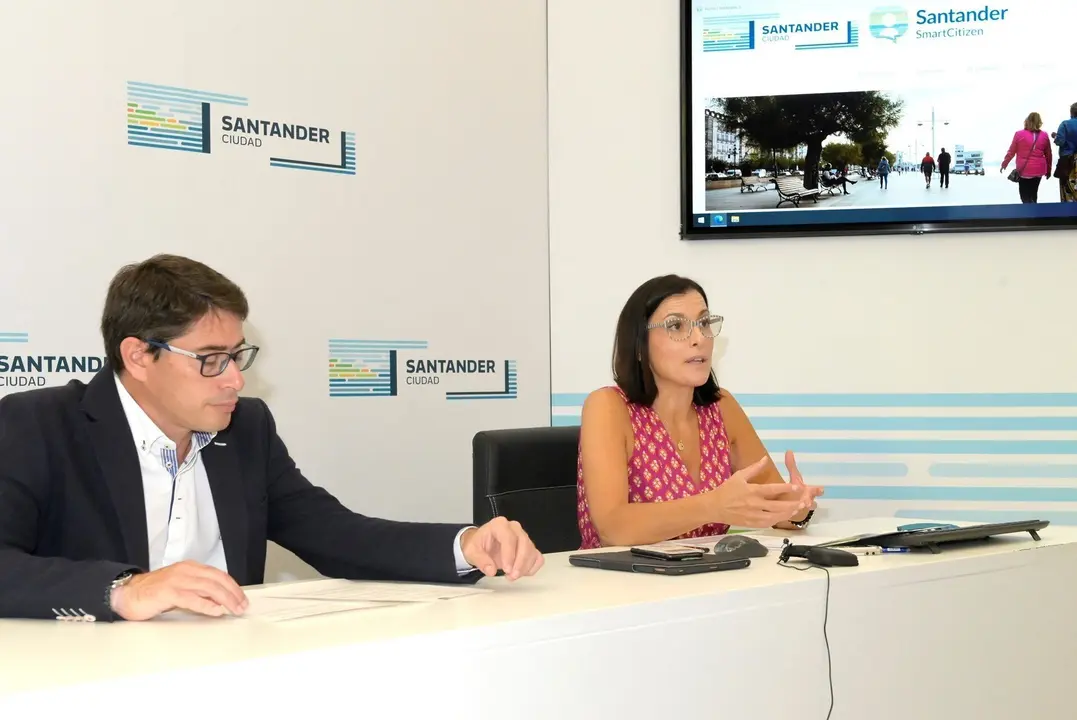 La alcaldesa y el concejal de Innovaci&oacute;n en la presnetacui&oacute;n de la nueva web