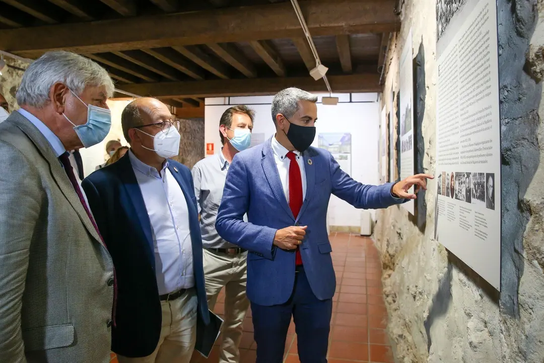 Zuloaga en la inauguraci&oacute;n de una exposici&oacute;n sobre Giner de los R&iacute;os