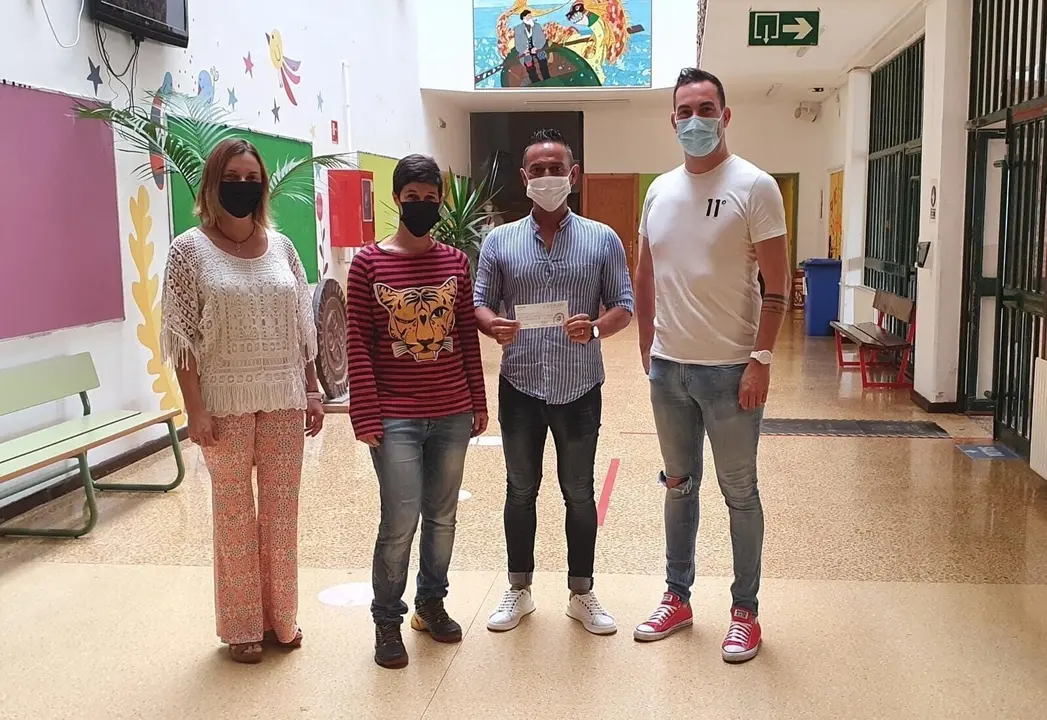 El PRC entrega un donativo al colegio Gerardo Diego.