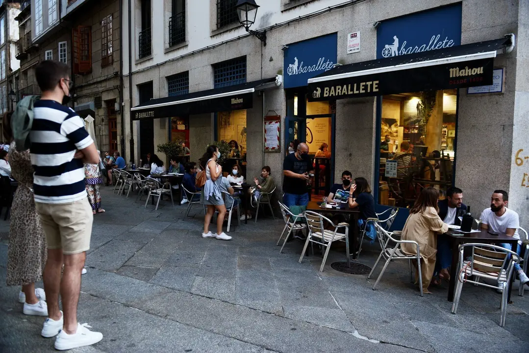 Archivo - Bares y restaurantes en el casco hist&oacute;rico de Orense durante el primer d&iacute;a de restricciones en la hosteler&iacute;a de los municipios que se encuentren en niveles m&aacute;ximos y altos de restricciones por coronavirus, a 24 de julio de 2021, en Ourense, Gali