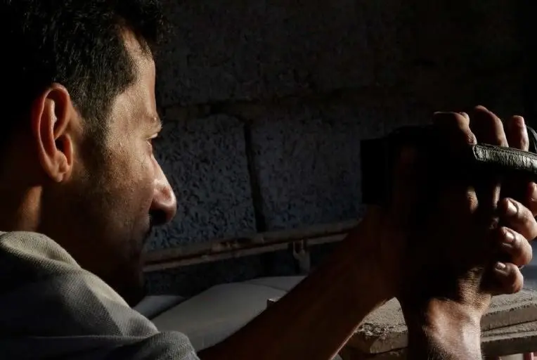 C&aacute;mara de Equipe Media MESLAH ZEROUALLI escondido en el tejado de un edificio de El Aai&uacute;n para documentar una manifestaci&oacute;n pac&iacute;fica saharaui.