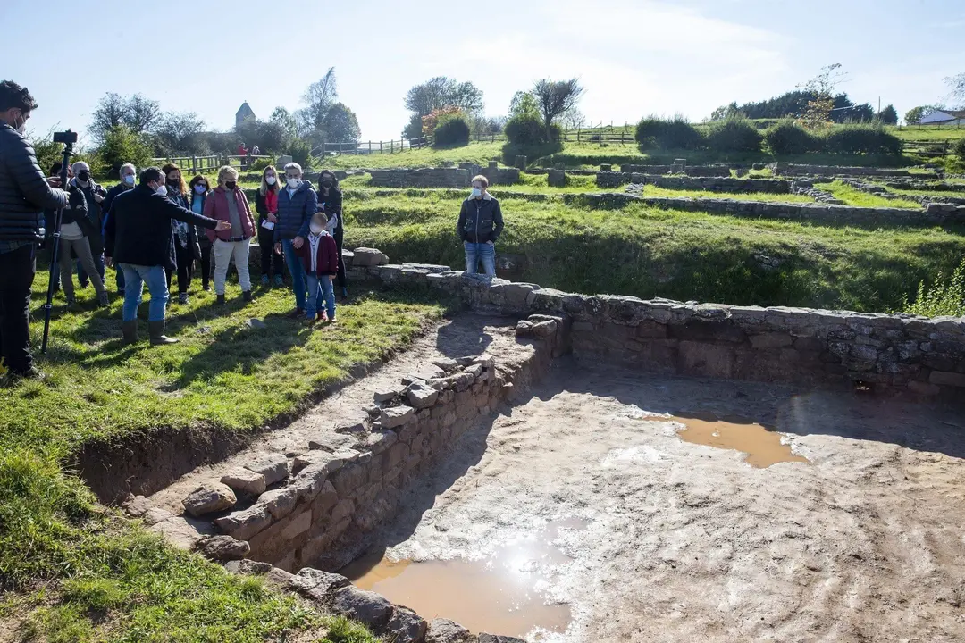 Archivo - El vicepresidente regional, Pablo Zuloaga, en una visita a los yacimientos de Juli&oacute;briga y Camesa Rebolledo
