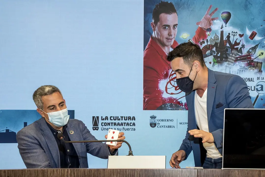 El vicepresidente y consejero de Universidades, Igualdad, Cultura y Deporte, Pablo Zuloaga, acompa&ntilde;ado por el mago Ra&uacute;l Alegr&iacute;a, presenta en rueda de prensa el XI Festival de la Magia y lo Visual.