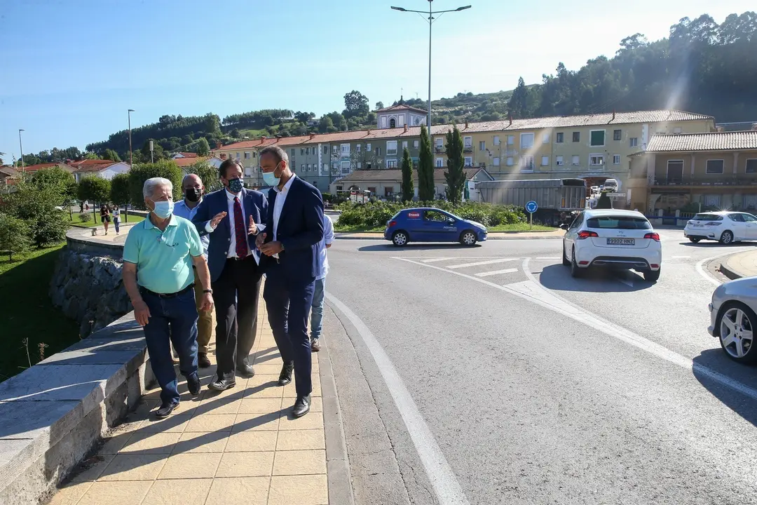 El consejero de Obras P&uacute;blicas, Jos&eacute; Luis Gochicoa, en el Puente de los Italianos con los alcaldes de Torrelavega y Santillana para informar del proyecto Viveda-Du&aacute;lez