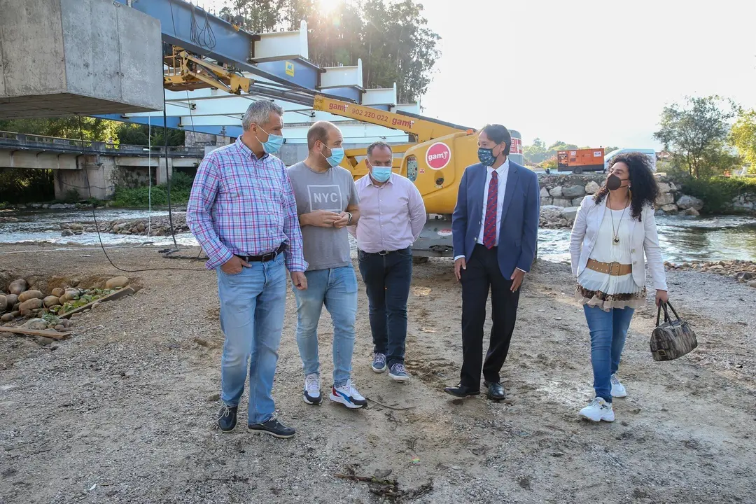 El consejero de Obras P&uacute;blicas, Jos&eacute; Luis Gochicoa, visita las obras de construcci&oacute;n del nuevo puente en Virgen de la Pe&ntilde;a