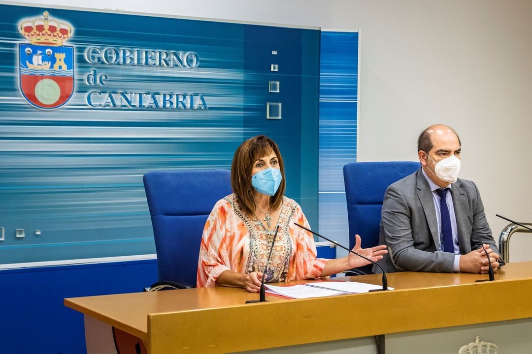 La consejera de Empleo, Ana Belén Álvarez, y el director del EMCAN, José Manuel Callejo, informan en rueda de prensa sobre los cursos de formación profesional para desempleados.