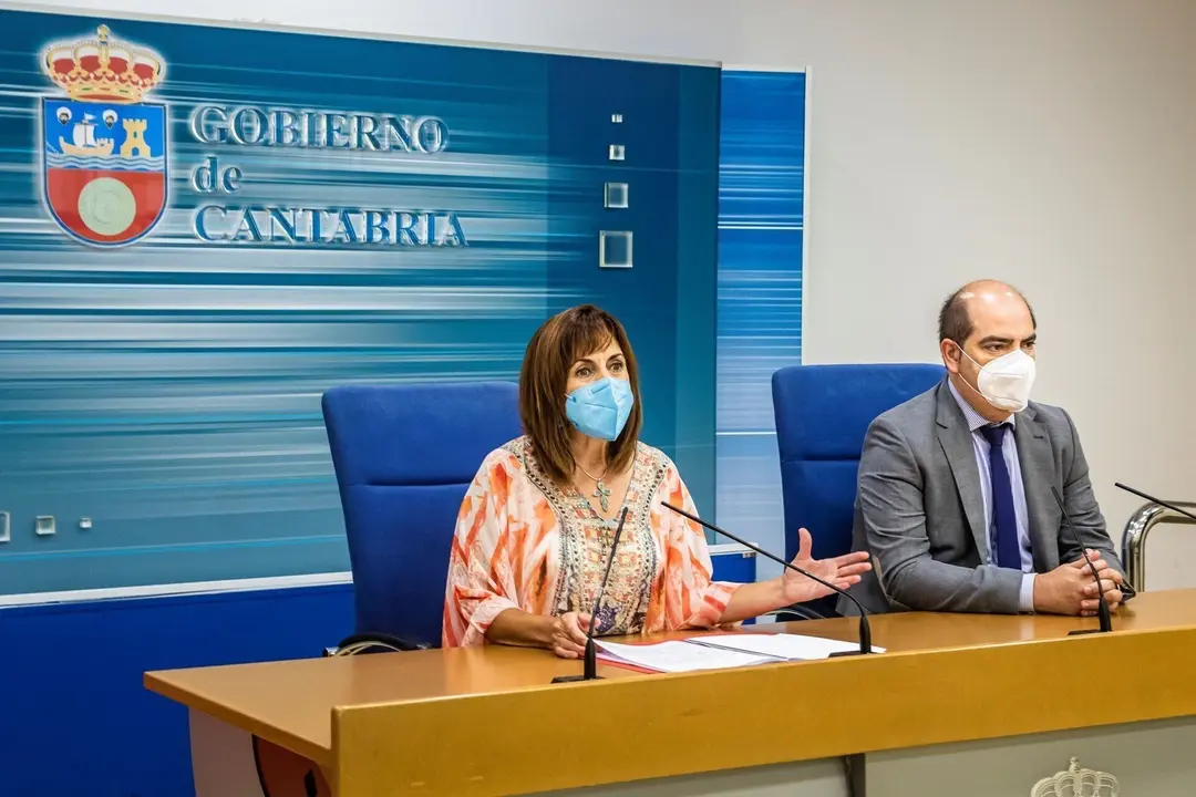 La consejera de Empleo, Ana Bel&eacute;n &Aacute;lvarez, y el director del EMCAN, Jos&eacute; Manuel Callejo, informan en rueda de prensa sobre los cursos de formaci&oacute;n profesional para desempleados.