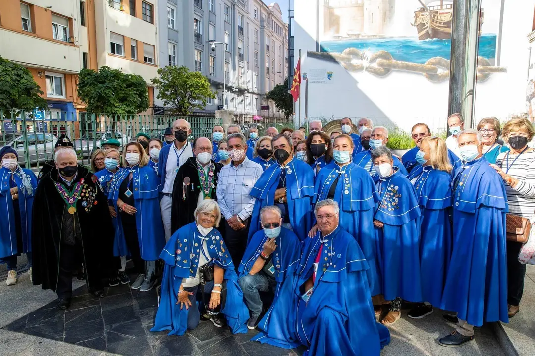 El presidente de Cantabria, Miguel &Aacute;ngel Revilla, se re&uacute;ne con miembros de la Cofrad&iacute;a Gastron&oacute;mica Los Esteros.