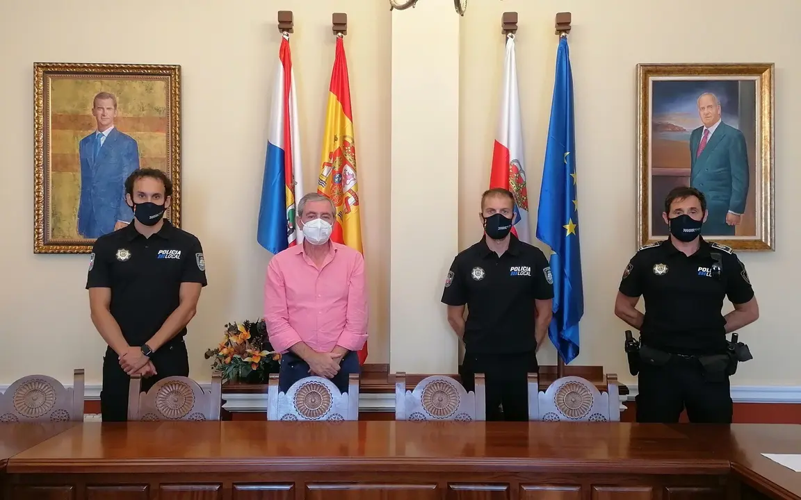 Toma de posesi&oacute;n de dos nuevos polic&iacute;as locales.