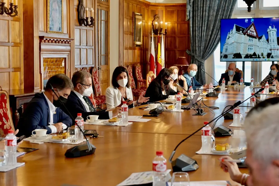 Reuni&oacute;n de los equipos del Ayuntamiento de Santander y de la Universidad de Cantabria, en el Palacio de la Magdalena