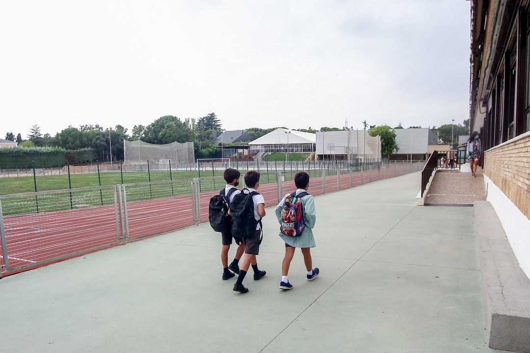 Unos niños se dirigen a la entrada del colegio.- Archivo
