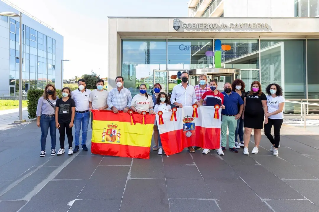 El consejero de Desarrollo Rural, Ganader&iacute;a, Pesca, Alimentaci&oacute;n y Medio Ambiente, Guillermo Blanco, recibe a los ganaderos c&aacute;ntabros galardonados en el Campeonato Nacional de Ganado Vacuno de Salamanca.
