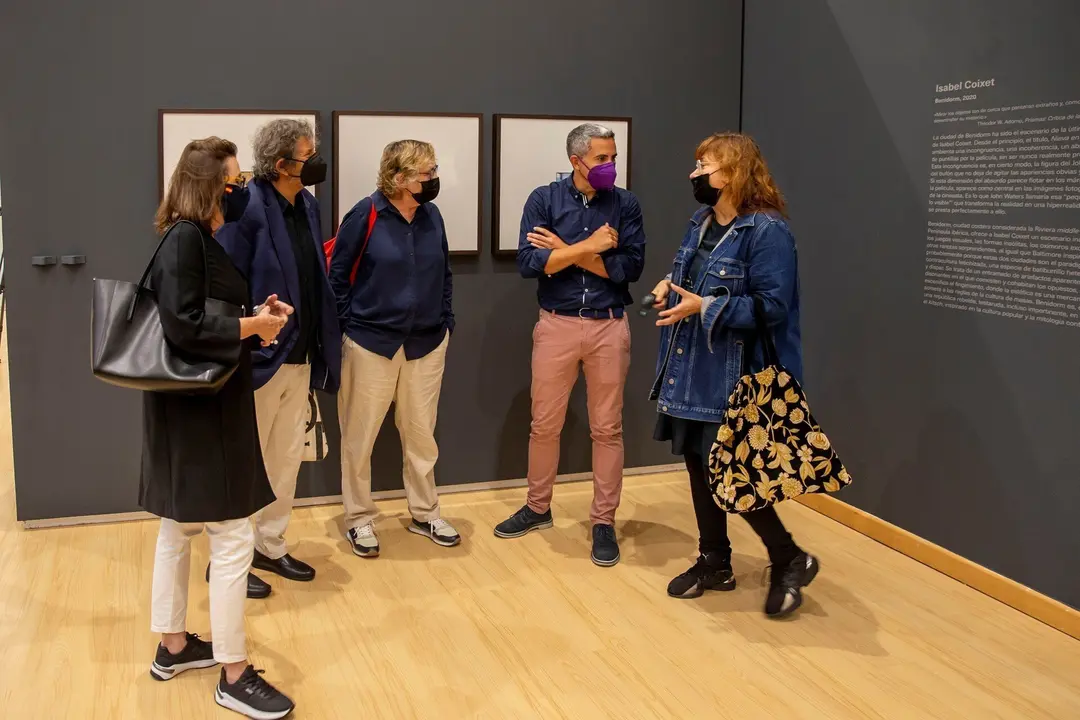 El Vicepresidente Y Consejero De Universidades, Igualdad, Cultura Y Deporte, Pablo Zuloaga, Visita Con Isabel Coixet La Exposici&oacute;n De Esta Directora, Guionista Y Productora, Dentro Del Programa Photoespa&ntilde;a.