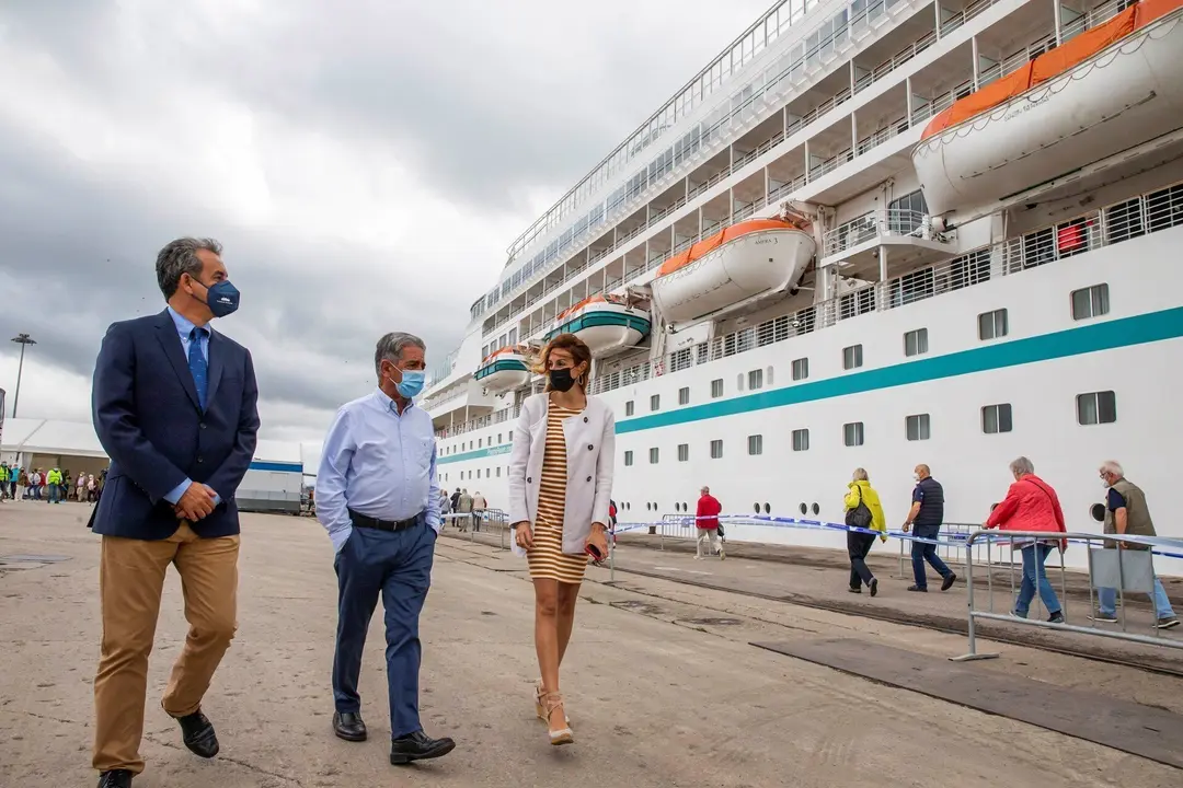 El presidente de Cantabria, Miguel &Aacute;ngel Revilla (centro), el presidente del Puerto de Santander, Francisco Mart&iacute;n, y la directora de Turismo del Gobeirno, Marta Barca, dan la bienvenida al crucero 'Amera'