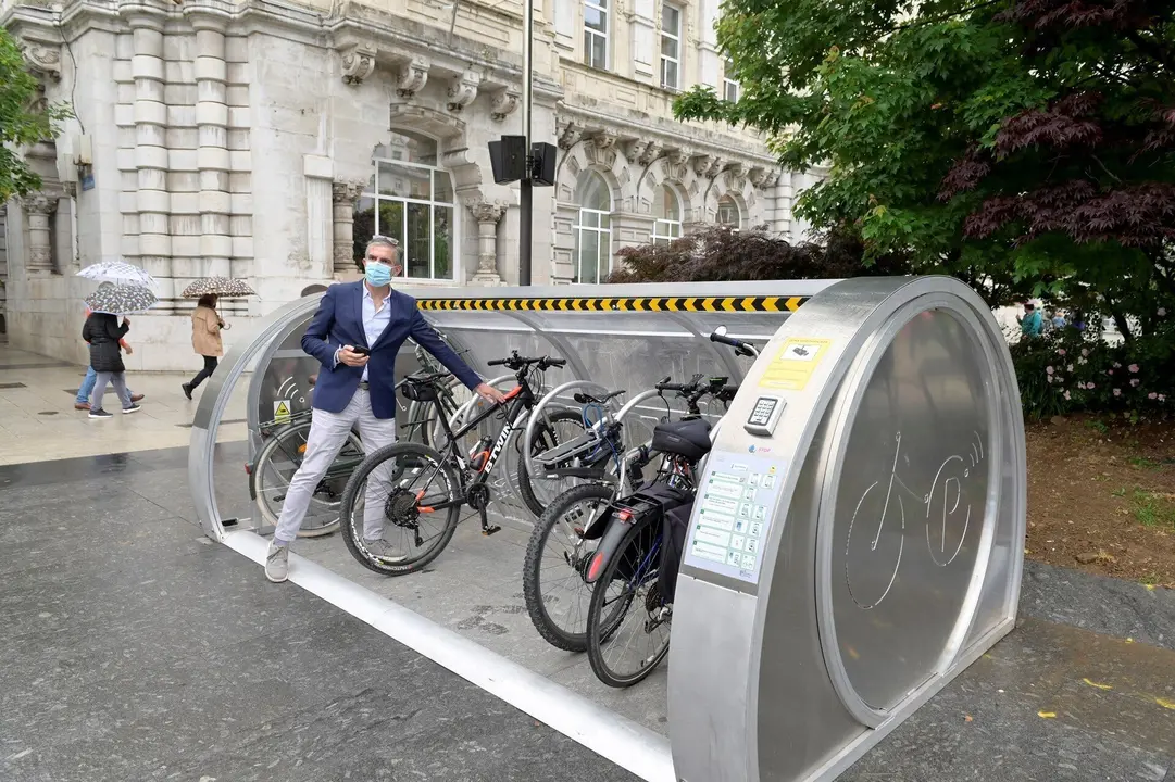 Archivo - Aparcamientos de bicicletas cerrados en Santander