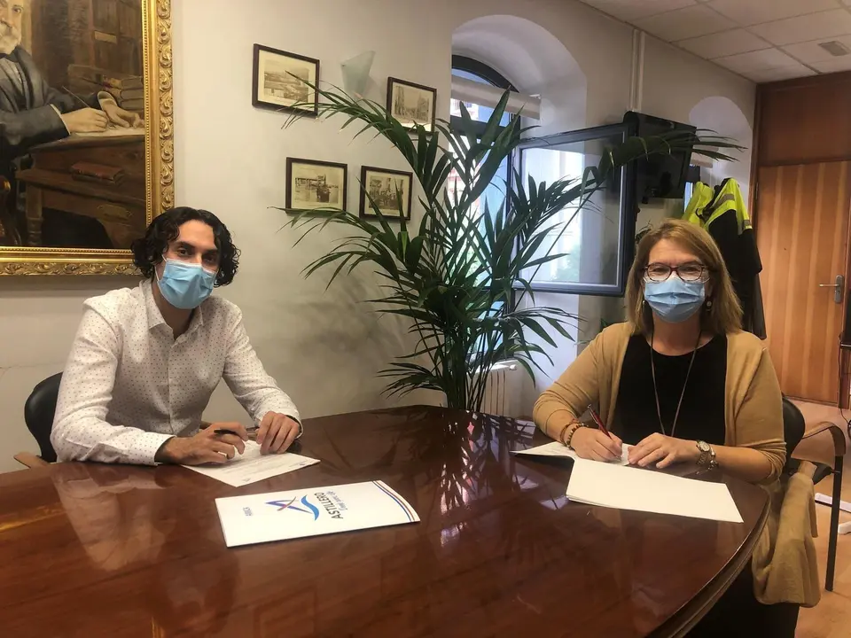 El alcalde de Astillero, Javier Fern&aacute;ndez Sober&oacute;n, y la presidenta de Amica, Mercedes del Hoyo