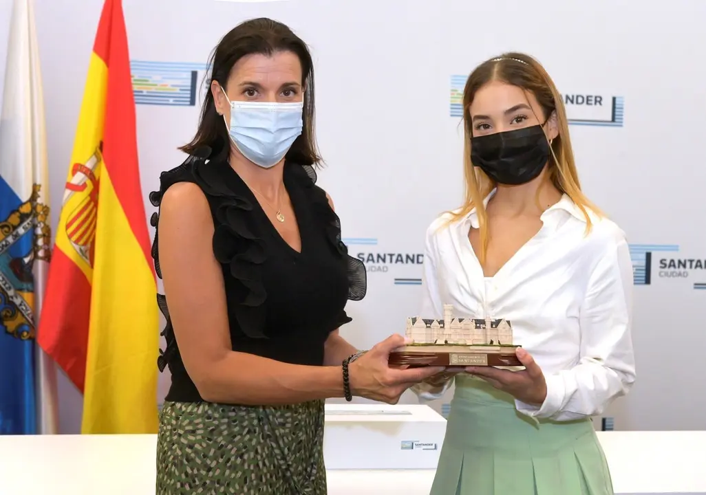 La alcaldesa de Santander, Gema Igual, con Katherine Ochoa, primera solista del Ballet Nacional de Cuba