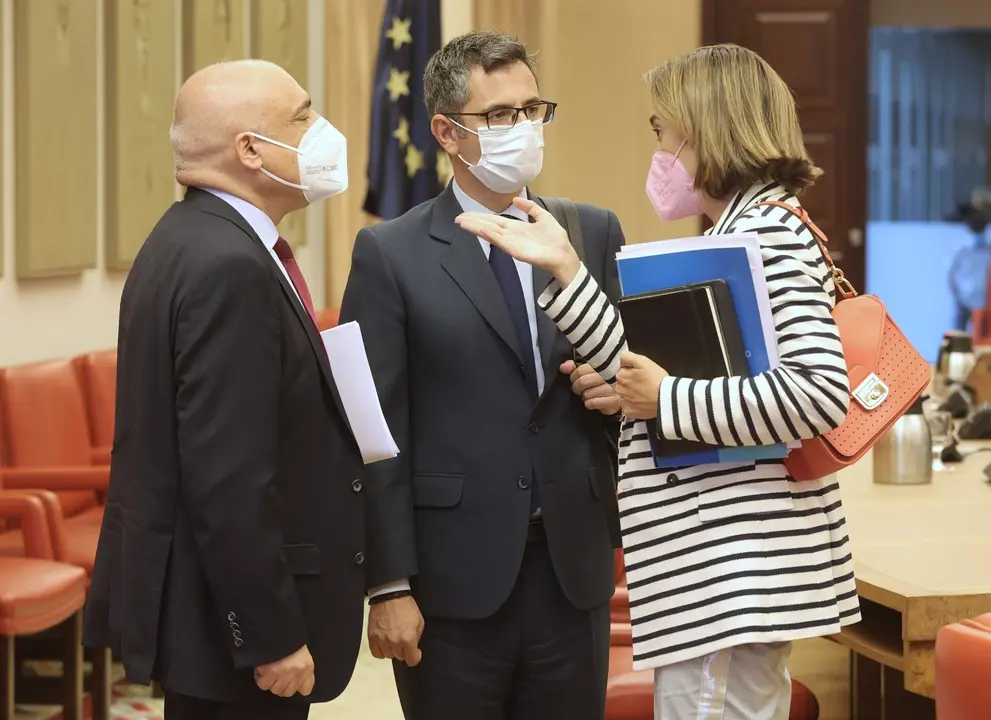 (I-D) El secretario de Estado de Relaciones con las Cortes, Rafael Simancas; el ministro de la Presidencia, Relaciones con las Cortes y Memoria Democr&aacute;tica, F&eacute;lix Bola&ntilde;os y la portavoz parlamentaria del PP, Cuca Gamarra