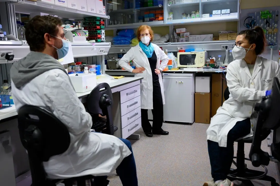 La vir&oacute;loga Margarita del Val en el laboratorio
