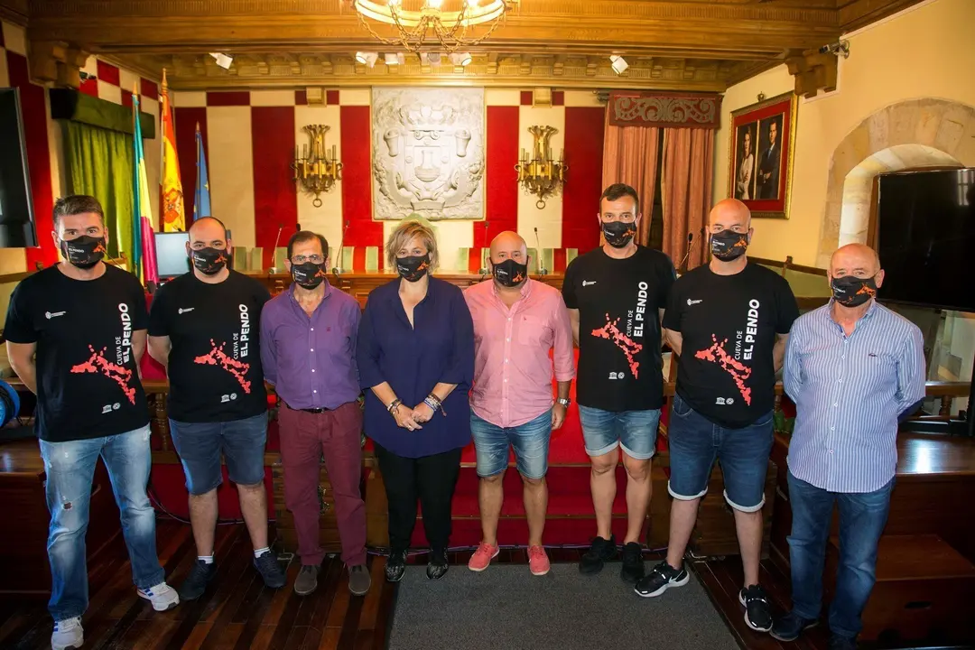 La alcaldesa de Camargo, Esther Bolado, y el concejal de Patrimonio Cultural, Jos&eacute; Salm&oacute;n, se re&uacute;nen con los integrantes del equipo de bolos.