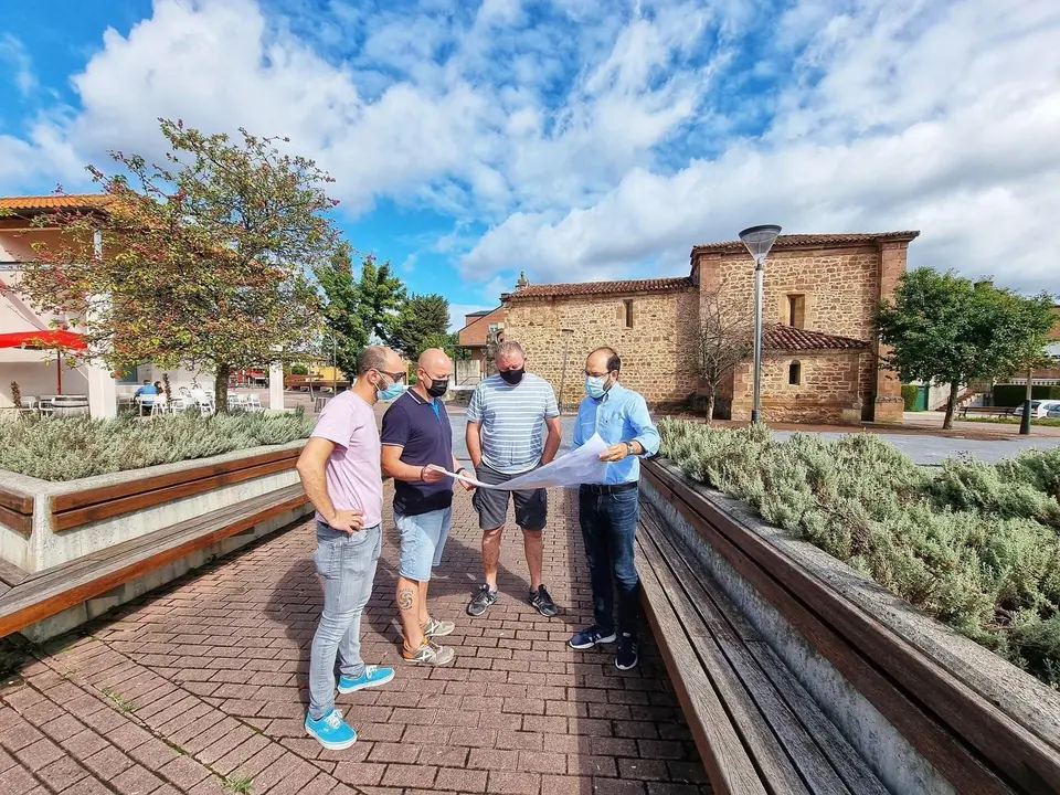 Jos&eacute; Luis Urraca junto a representantes de la asociacionh de vecinos de Tanos en la plaza de la ermita