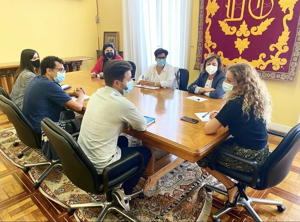Reuni&oacute;n de la delegada del Gobierno con representantes de Cruz Roja, Movimiento por la Paz y Nueva Vida, que atienden a los refugiados afganos