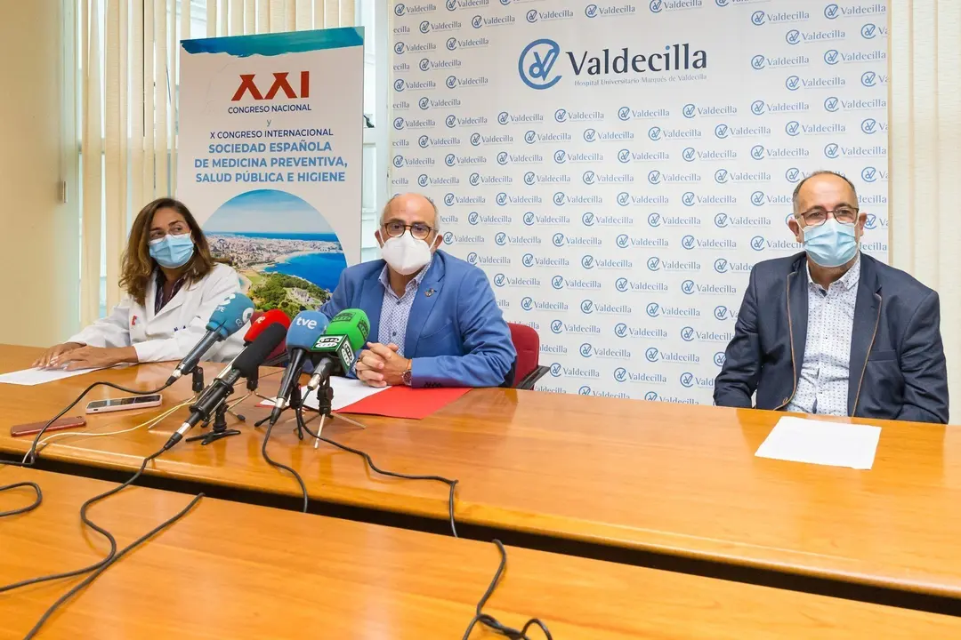 Presentaci&oacute;n del Congreso de la Sociedad Espa&ntilde;ola de Medicina Preventiva, Salud P&uacute;blica e Higiene. En el centro, el consejero de Sanidad, Miguel Rodr&iacute;guez, junto a Henar Rebollo y Juan Antonio Sanz, presidenta y vicepresidente de la cita