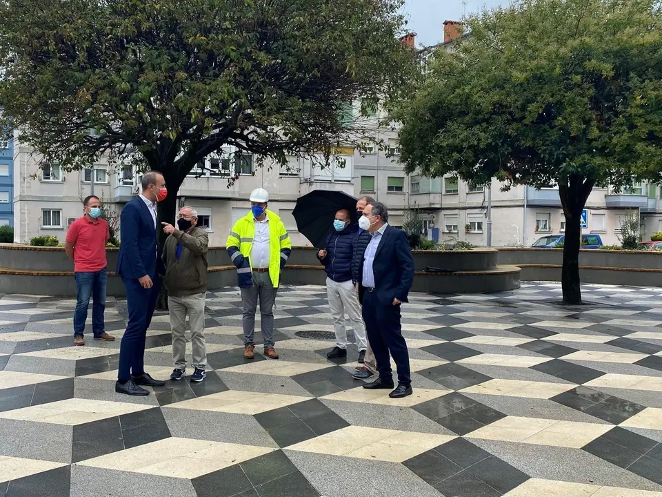 El alcalde y el concejal de Obras, Javier L&oacute;pez Estrada y Jos&eacute; Manuel Cruz Viadero, visitan la reforma de la plaza Covadonga