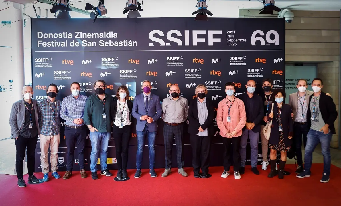 El vicepresidente de Cantabria, Pablo Zuloaga (6i), y el director del Festival de Cine de San Sebasti&aacute;n Jos&eacute; Luis Rebordinos (c), con creadores c&aacute;ntabros en el marco del certamen.