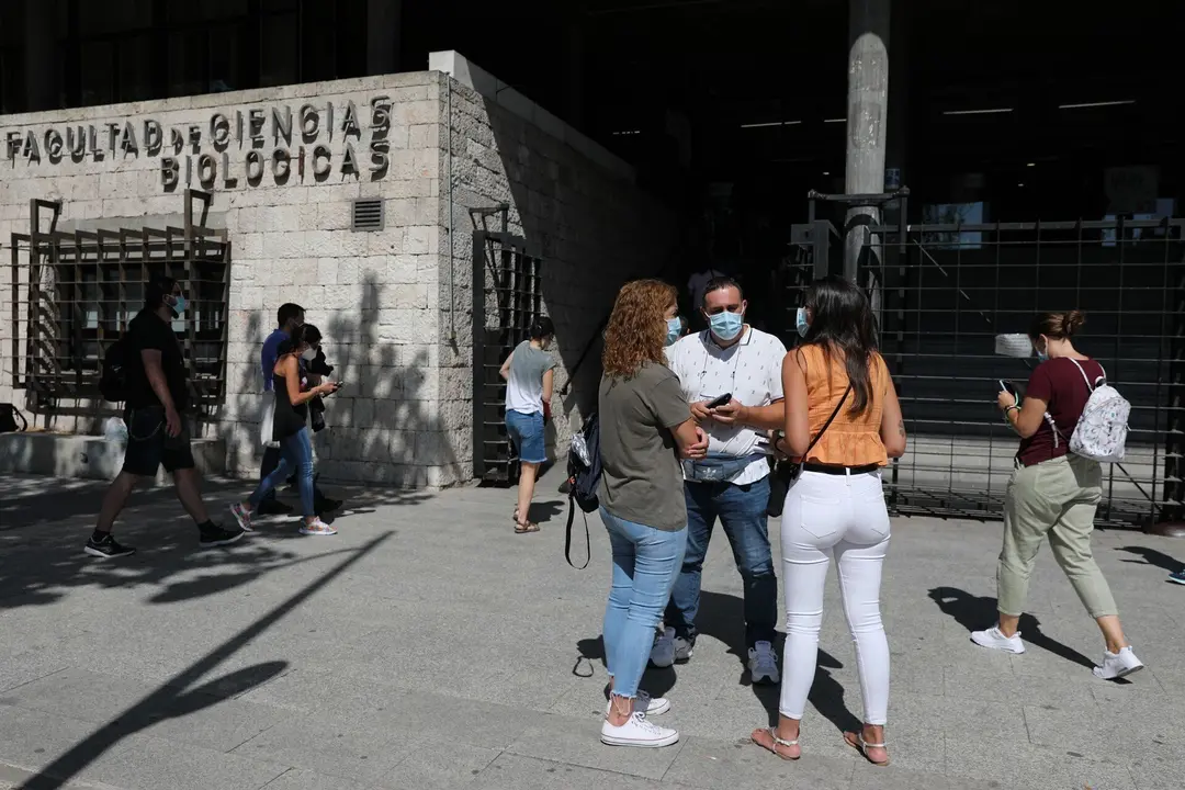 Varias personas, frente a la Facultad de Ciencias Biol&oacute;gicas de la Universidad Complutense de Madrid (UCM), donde se celebra el examen para cubrir 3.421 plazas en Correos, a 12 de septiembre de 2021, en Madrid (Espa&ntilde;a). Cerca de 150.000 aspirantes de toda