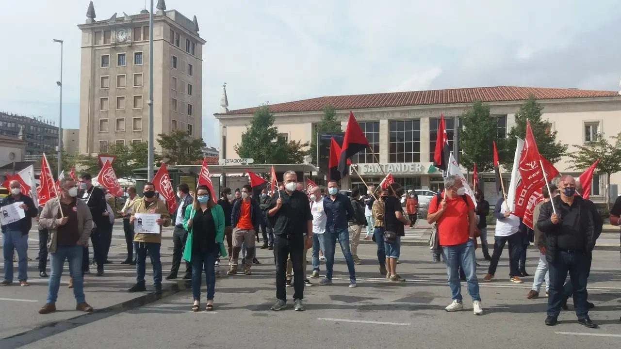 Concentraci&oacute;n de CCOO y UGT en Renfe y Adif ante las estaciones de Santander