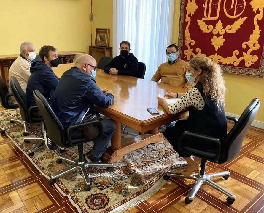 Qui&ntilde;ones se re&uacute;ne con trabajadores de la subcontrata de Vodafone