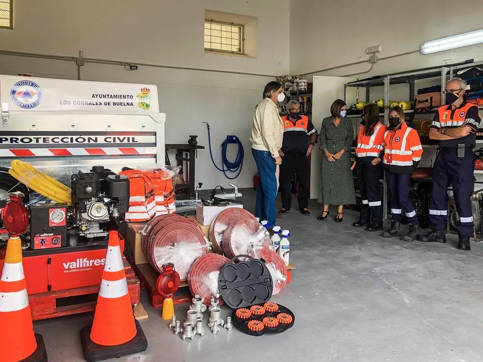 La consejera de Presidencia, Interior, Justicia y Acci&oacute;n Exterior, Paula Fern&aacute;ndez, entrega material a la agrupaci&oacute;n de Protecci&oacute;n Civil.