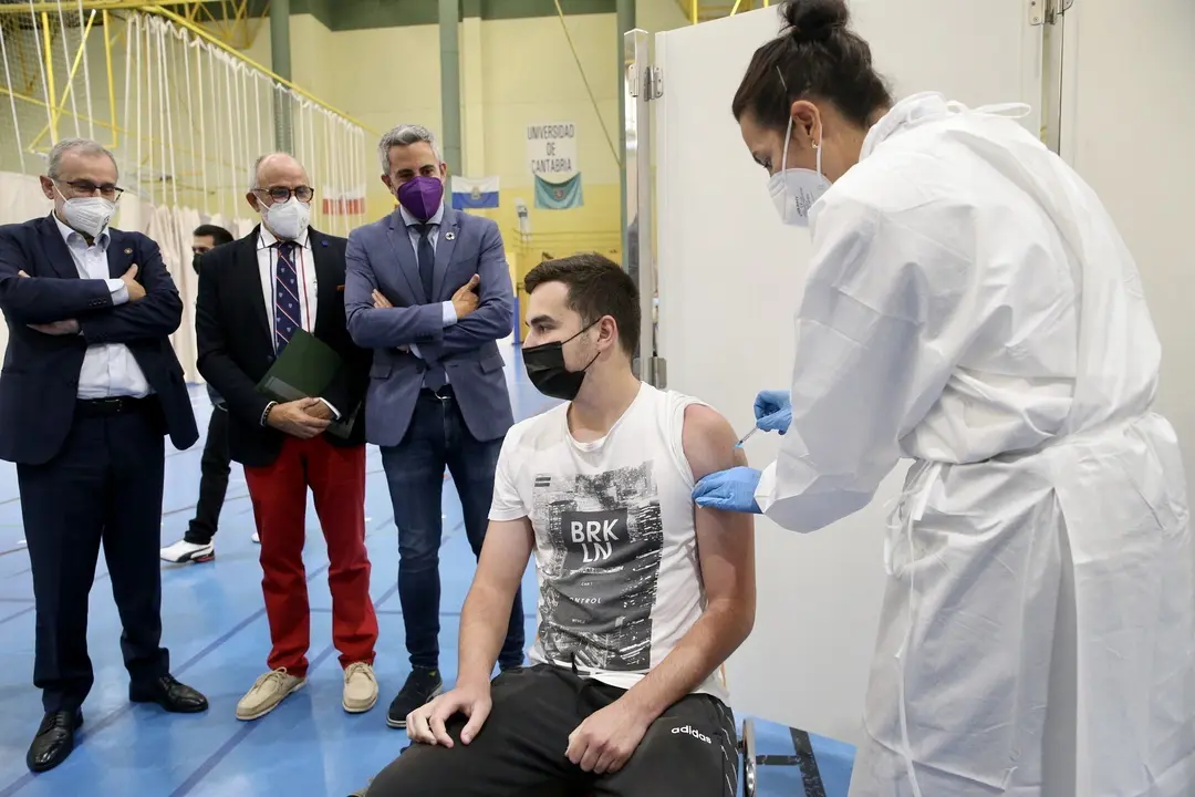 El vicepresidente del Gobierno de Cantabria, Pablo Zuloaga; el consejero de Sanidad, Miguel Rodr&iacute;guez; y el rector de UC, &Aacute;ngel Pazos, en el punto de vacunaci&oacute;n de la universidad