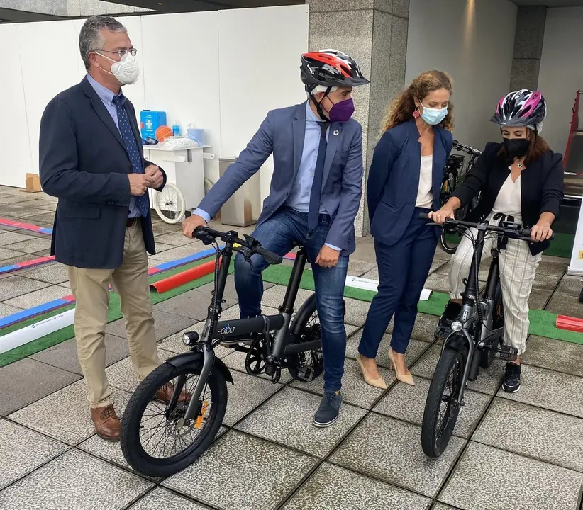 El vicepresidente Pablo Zuloaga y la delegada del Gobierno en Cantabria Ainoa Qui&ntilde;ones, entre otros, en la presentaci&oacute;n de las jornadas