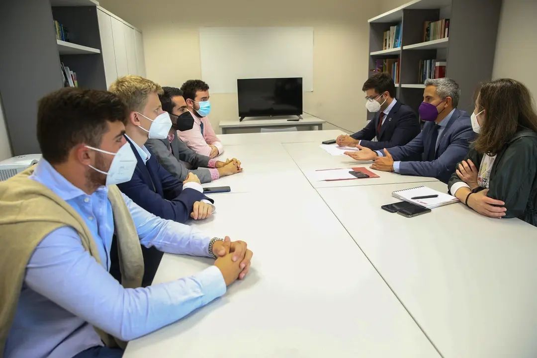 Zuloaga con el Consejo de Estudiantes de la UC