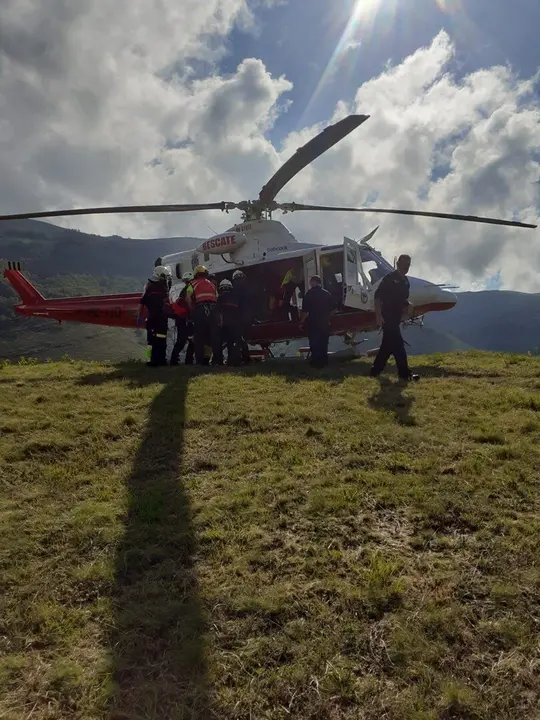 Rescate en helic&oacute;ptero de la mujer herida al caerse en el pinar de San Sebasti&aacute;n de Garabandal