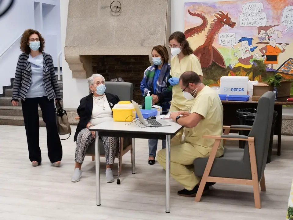 Nieves Cabo minutos antes de recibir la tercera dosis de Pfizer, o dosis 'extra', en la residencia Santiago Puerta del Camino, a 21 de septiembre de 2021, en Santiago de Compostela, A Coru&ntilde;a, Galicia (Espa&ntilde;a). 