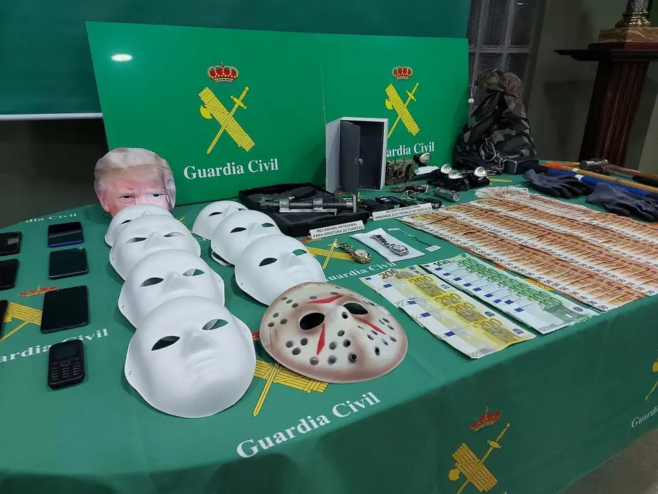 M&oacute;viles, caretas, dinero y herramientras sustra&iacute;das en la operaci&oacute;n 'Sanviton'.