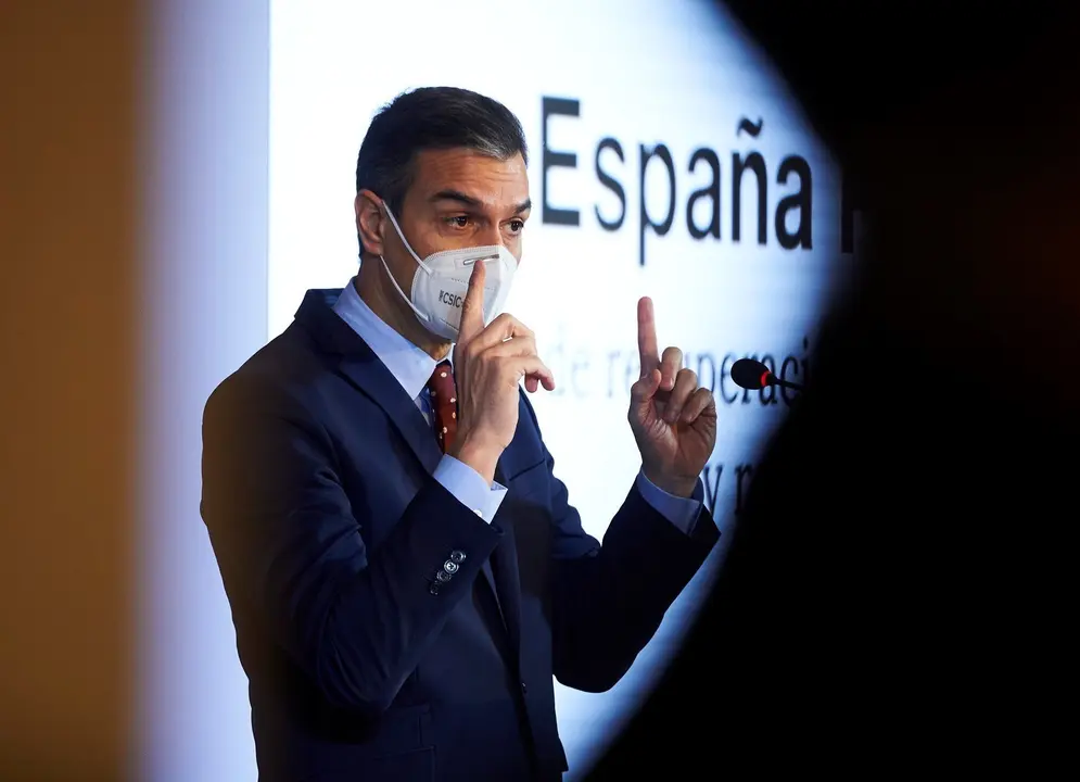 Archivo - El presidente del Gobierno, Pedro S&aacute;nchez, comparece en rueda de prensa en Cantabria