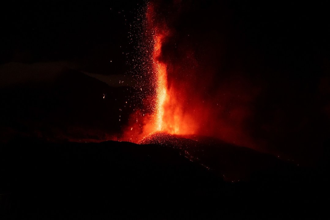 Una boca eruptiva expulsa lava y piroclastos en la zona de Cabeza de Vaca, 