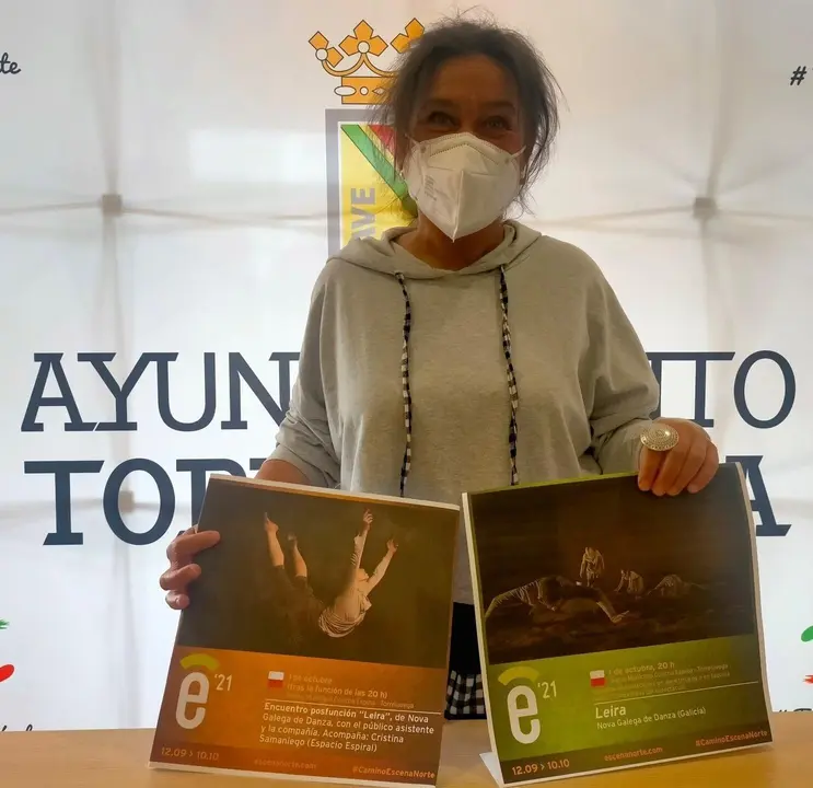 La concejala de Cultura, Esther V&eacute;lez, con el cartel de 'Leira'
