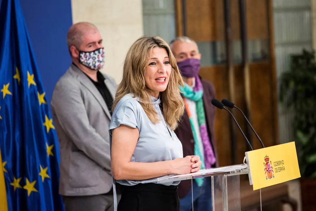 Archivo - La vicepresidenta segunda del Gobierno y ministra de Trabajo y Econom&iacute;a Social, Yolanda D&iacute;az, con los secretarios generales de CCOO y UGT, Unai Sordo y Pepe &Aacute;lvarez, en una imagen de archivo