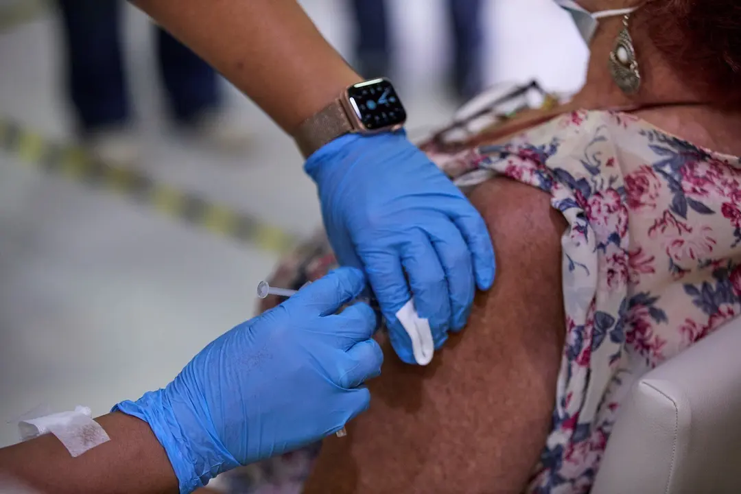 Una sanitaria vacuna a una mujer con la tercera dosis del Covid-19, en la Residencia de Mayores Vista Alegre, a 22 de septiembre de 2021, en Madrid, (Espa&ntilde;a).