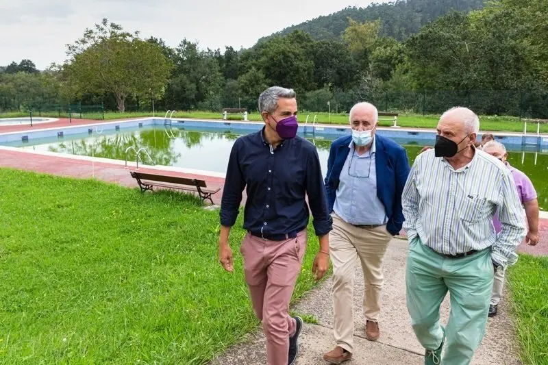 12:00 horas. Ayuntamiento de Riotuerto. El vicepresidente y consejero de Universidades, igualdad, Cultura y Deporte, Pablo Zuloaga, realiza una visita institucional al municipio. 24 de septiembre de 2021 &copy; Ra&uacute;l Lucio